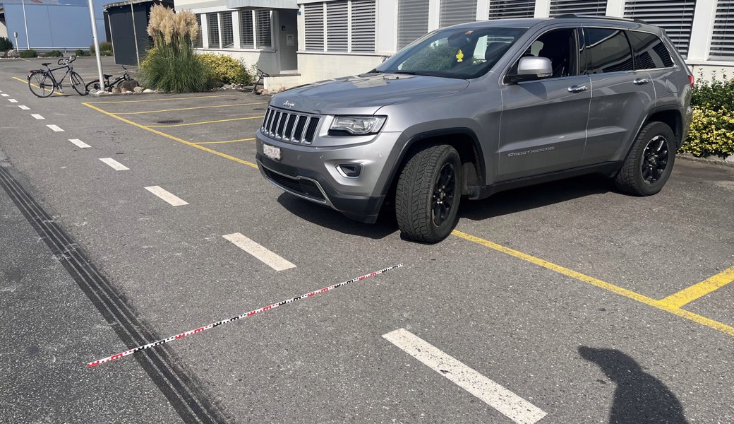 Der Unfall ereignete sich, als der Autofahrer mit seinem Fahrzeug den Parkplatz verlassen wollte.