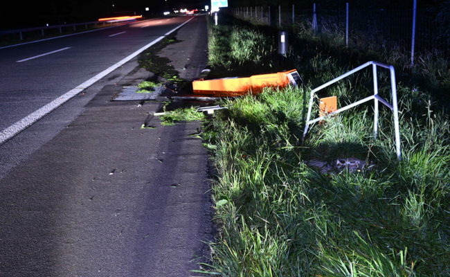 Alkoholisierter Automobilist fährt auf Autobahn Notrufsäule um und begeht Fahrerflucht