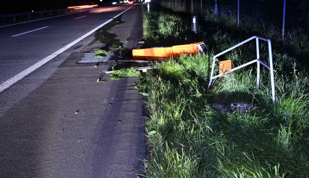  Eine Automobilist hat auf der A13, auf Höhe Sevelen, eine Notrufsäule umgefahren. 