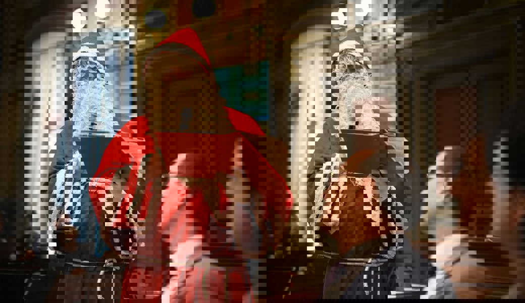 Nur halb amüsiert: Finanzchef Marc Mächler und der Samichlaus, der kurz die Budgetdebatte unterbrach.