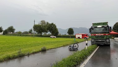 E-Bike-Fahrer stirbt bei Zusammenstoss mit Lastwagen