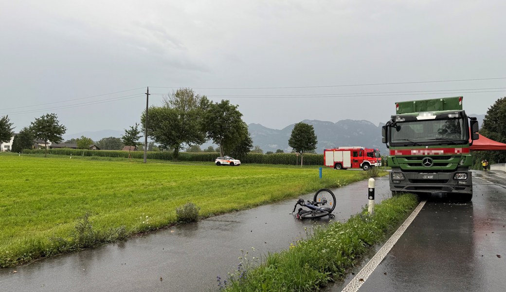 E-Bike-Fahrer stirbt bei Zusammenstoss mit Lastwagen