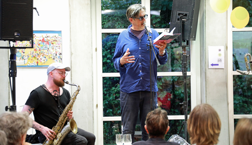 Lyrik und Musik vereint: Pedro Lenz (rechts) und Simon Spiess begeistern das Publikum.