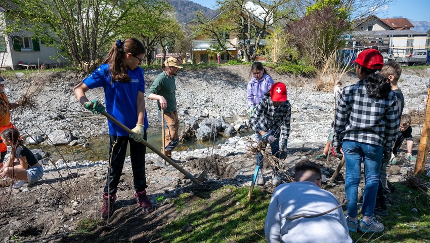 Zwei Schulklassen der Primarschule bepflanzten die Ufer nach Abschluss der Bauarbeiten mit heimischen Sträuchern.