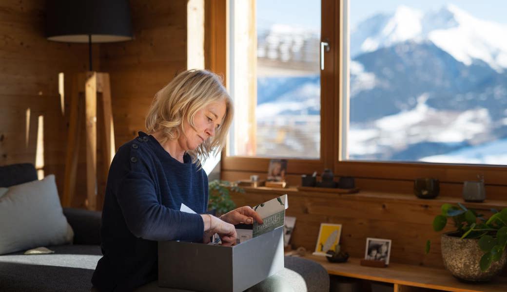 Beatrice Trachsel durchwühlt ihre Badhütte-Box, in der sie Briefe und Postkarten sammelt, die ihr Gäste schickten.