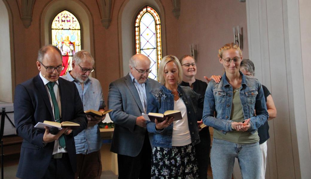Mit dem Segen der Kirchenvorsteherschaft beginnt Michaela Vetsch (rechts vorne) ihre Mitarbeit in der Kirchgemeinde. 