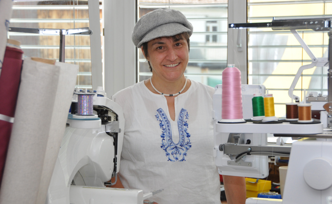 Inglina Dutli trägt das Grosi auf dem Kopf