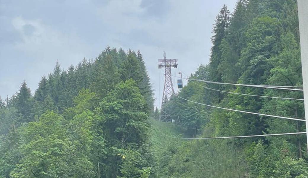 Die Karren-Seilbahn blieb nach einem heftigen Windstoss stecken.