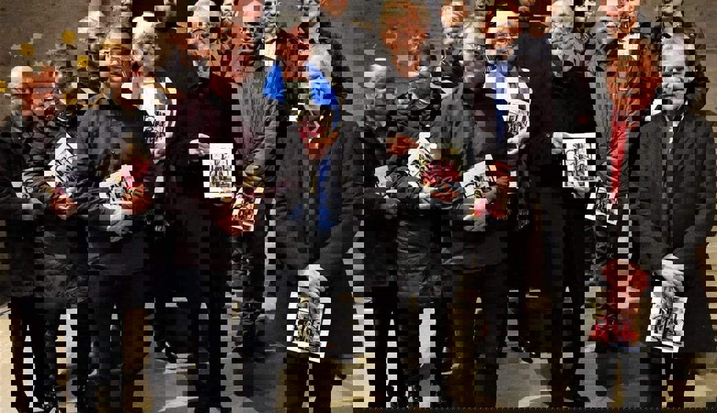  Ein Moment der grossen Freude für alle Beteiligten: Diese Personen erhielten oder überreichten die Festschrift «125 Jahre Katholische Pfarrei Buchs-Grabs». 