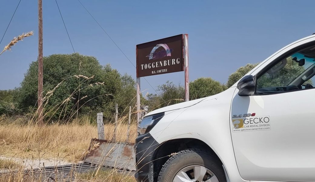  Das «Toggenburg»-Schild markiert die Grenze zu einer Farm in Namibia. 