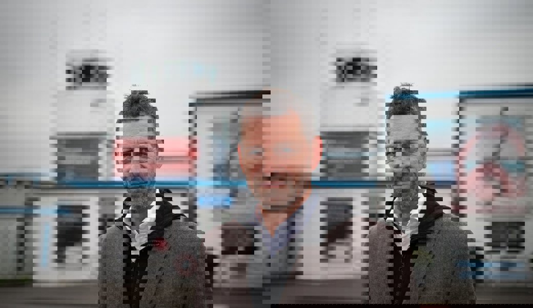 Thomas Krutzler vor dem Terminal in Altenrhein: Der CEO der People's Air Group kämpft in Bern für eine Neuausrichtung der Flugsicherung an den Regionalflugplätzen. 