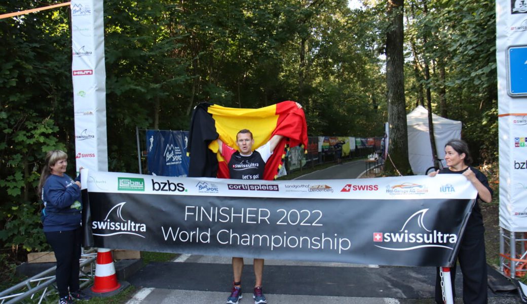  Weltmeister und neuer Weltrekordhalter: Kenneth Vanthuyne posiert mit der belgischen Fahne. 