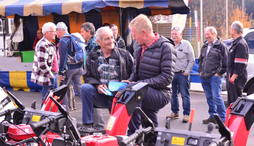 Abrechnung auf dem Dorfplatz zwischen den Landmaschinen.