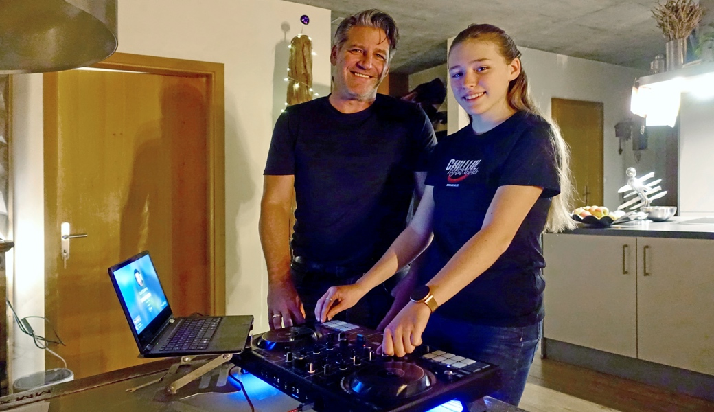 Jil Kommer produziert mit ihrem Vater Lars moderne Musik und tritt damit bald als DJ Chillijil auf.
