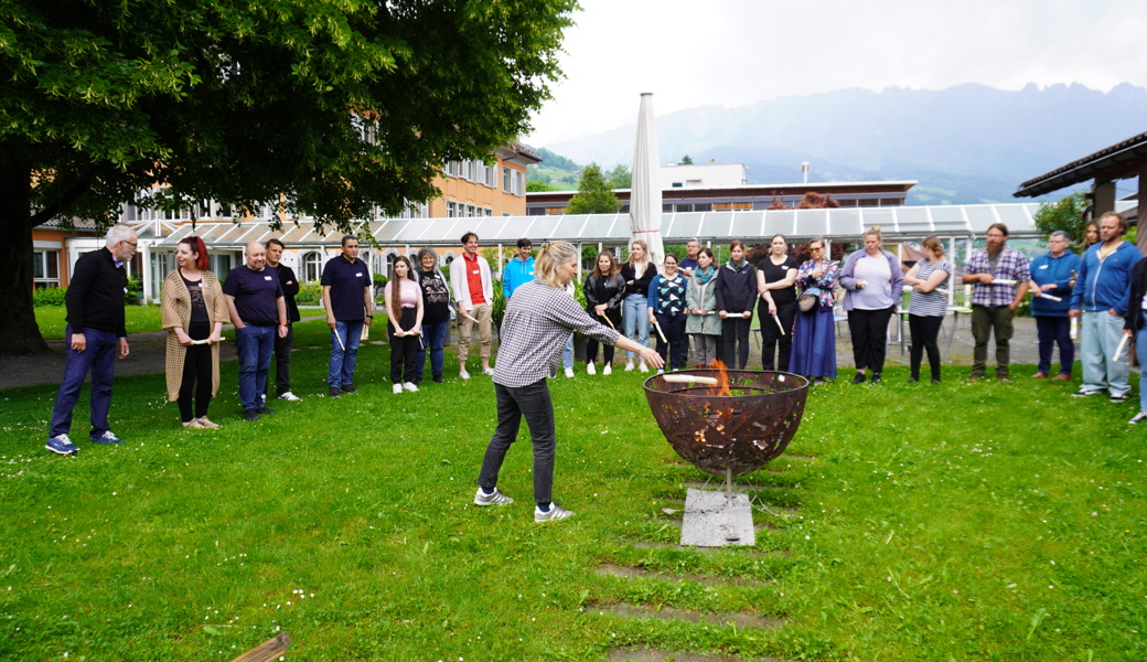 Hinweg mit alten Gewohnheiten und überholten Denkmustern: Diese wurden symbolisch in einer Feuerschale verbrannt.