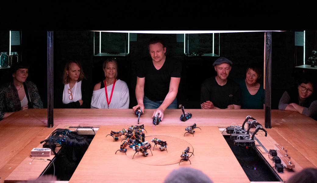 Eine kleine Armee und lernfähige Maschinen: Der belgische Kunstschaffende Ugo Dehaes führte «Simple Machines» auf.