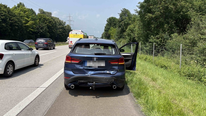 Fahrer und Beifahrerin dieses Fahrzeugs wurden vom Rettungsdienst zur Kontrolle ins Spital gebracht. Fahrer und Beifahrerin dieses Fahrzeugs wurden vom Rettungsdienst zur Kontrolle ins Spital gebracht.