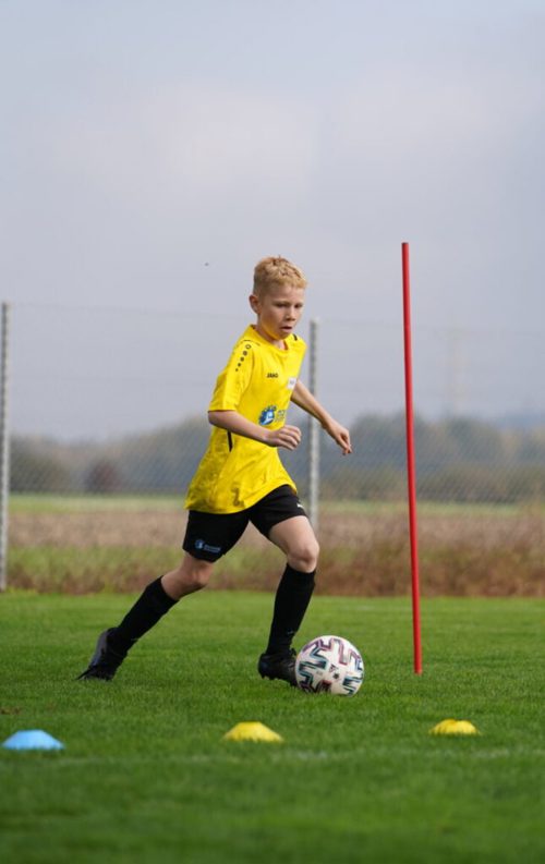 Im Slalom trainieren die Kinder ihre Ball-Agilität. Im Slalom trainieren die Kinder ihre Ball-Agilität.