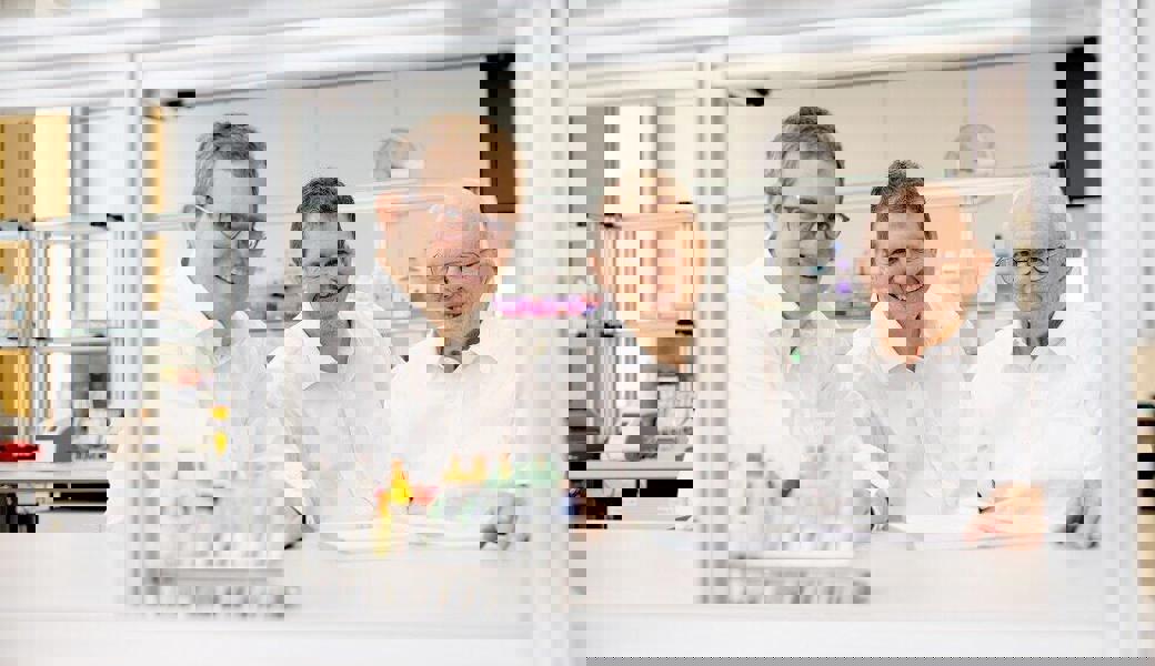 Die beiden Brüder Martin (l.) und Lorenz Risch (m.) führen gemeinsam das Labor Risch. Ihr Vater Gert Risch (r.) hat das Unternehmen gegründet. Nun wurde für 117 Millionen Franken die Dr.-Risch-Gruppe an das australische Unternehmen Sonic Healthcare verkauft.