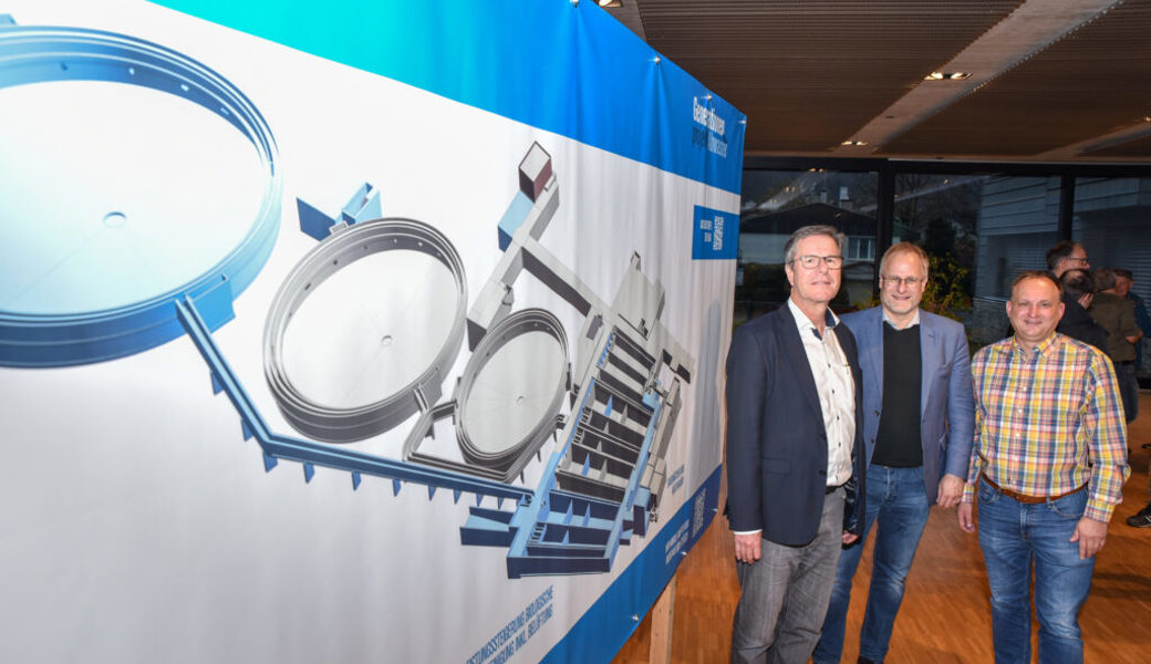  Der Buchser Stadtpräsident Daniel Gut sowie die Gemeindepräsidenten Eduard Neuhaus, Sevelen, und Niklaus Lippuner, Grabs, vor einer Visualisierung der 2. Ausbauetappe der ARA Buchs. 