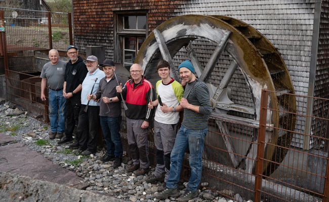 Messer, Schuhlöffel und Gartenschmuck geschmiedet