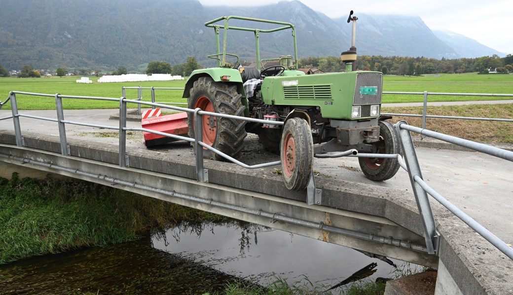 Die Unfallfahrt endete an einem Brückengeländer. Der Fahrer machte sich aus dem Staub.