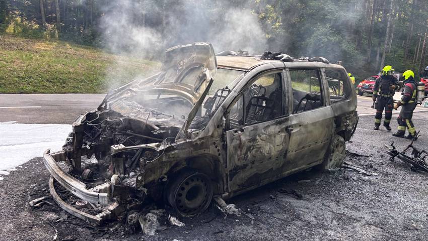 Nur noch Blech und ein Räuchli: Vom Auto blieb nicht viel übrig.
