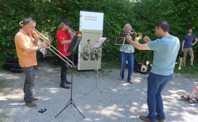 Spaziergang am Werdenberger See wurde begleitet von Blasmusik-Klängen