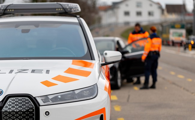 Dezibell-Killer im Rucksack und Marihuana in der Unterhose