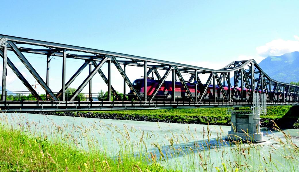 Hier gibt es Erneuerungsarbeiten: Die Rheinbrücke zwischen Buchs und Schaan.