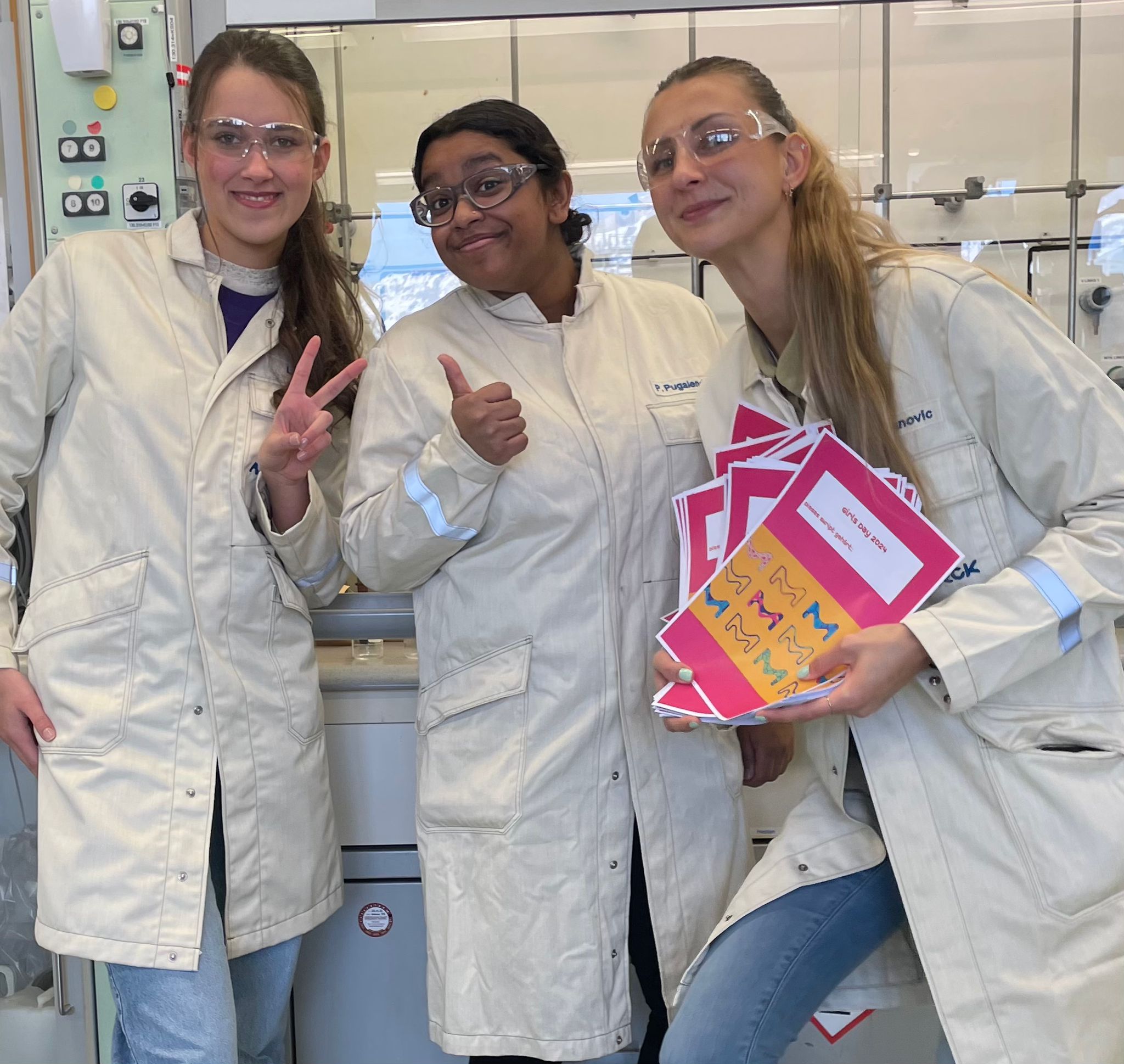 Interessante Einblicke in eine vielseitige Arbeitswelt: Experiment in einem Labor der Firma Merck.