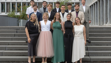 Klasse 4Na - hintere Reihe, v. l.: Yunis Ibrahim, Lily Rose Gray, Viviane Keel, Paula Niederer, Dorina Siklodi, Syrina Heiniger. Mittlere Reihe, v. l.: Noah Schmidheiny, Liam Kos, Mattia Dobler, Gergö Gombos. Vordere Reihe, v. l.: Adelisa Canoska, Annik Looser, Livia Ferrari, Julia Keller, Leonie Keiser. Es fehlt Azem Bërdynaj.