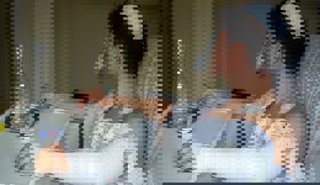 Mehrere Schnitt- und Stichverletzungen. Hadi M. erholt sich im Kantonsspital Graubünden vom Schock und seinen Verletzungen an Kopf, Schulter und Arm.