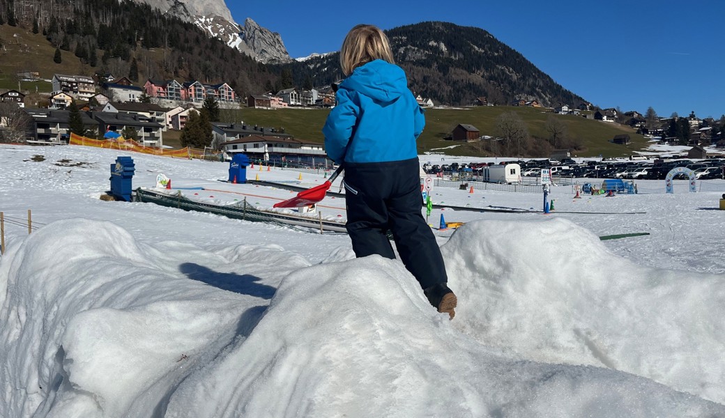 Meine Familienskiferien verbrachte ich leider nicht mit meinem Vierjährigen beim Skifahren lernen, wie ich mir das so schön vorgestellt hatte, sondern auf dem Schneehügel neben dem Kinderland. 