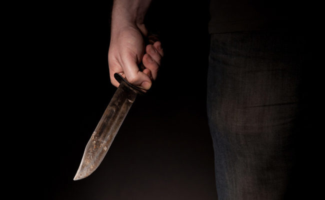 Ein Streit eskaliert: Frau sticht ihren Mann mit einem Messer in die Brust