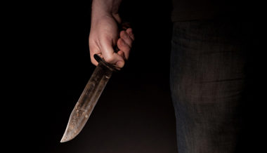 Ein Streit eskaliert: Frau sticht ihren Mann mit einem Messer in die Brust