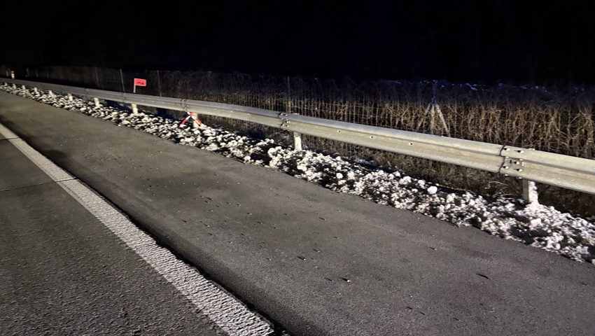 Auf der Autobahn kollidierte der 38-Jährige mit der Leitplanke, fuhr dann aber weiter.