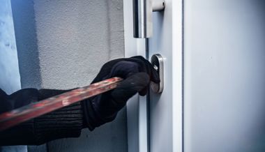 Einbrecher stehlen Wein und Bargeld aus Firmengebäude