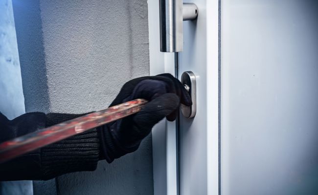 Einbruchsdiebstähle in ein Geschäfts- und ein Einfamilienhaus