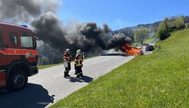 Ein Auto geht in Flammen auf: Die Feuerwehr bringt den Brand unter Kontrolle