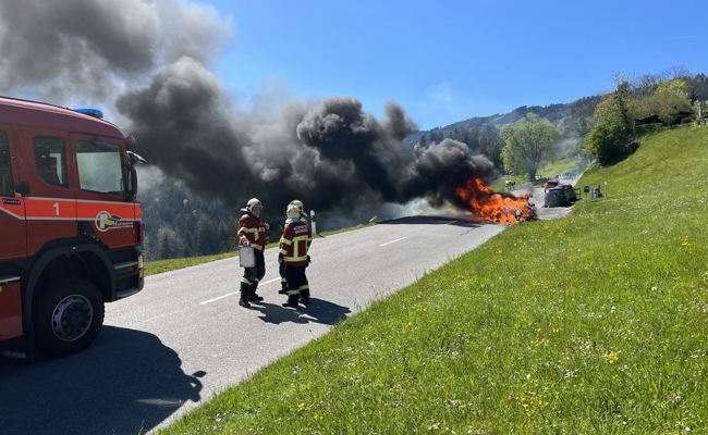Ein Auto geht in Flammen auf: Die Feuerwehr bringt den Brand unter Kontrolle