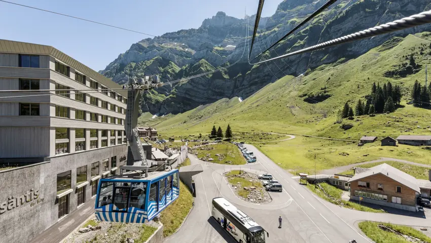 Die Säntis-Schwebebahn und das Hotel auf der Schwägalp