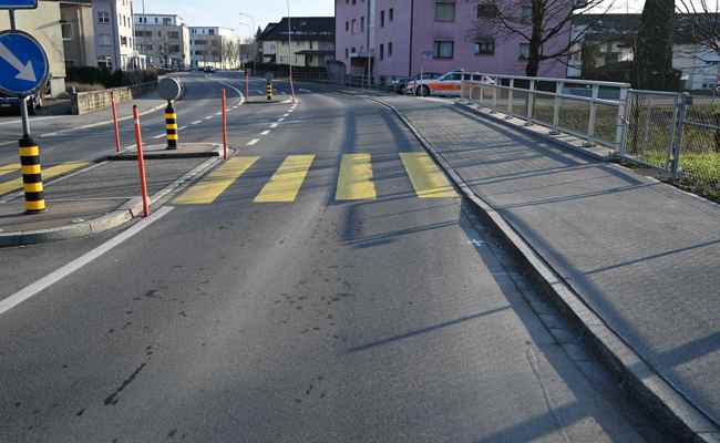 Verletzt: Auto kollidiert mit E-Bike-Fahrer