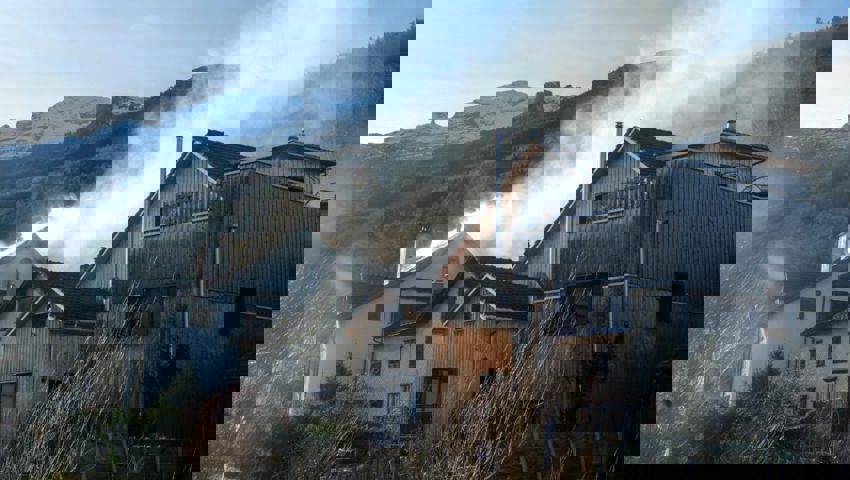  Der Föhn blies den Rauch vom Brandobjekt weg. Selbst in Räfis konnte man den Rauch noch riechen.