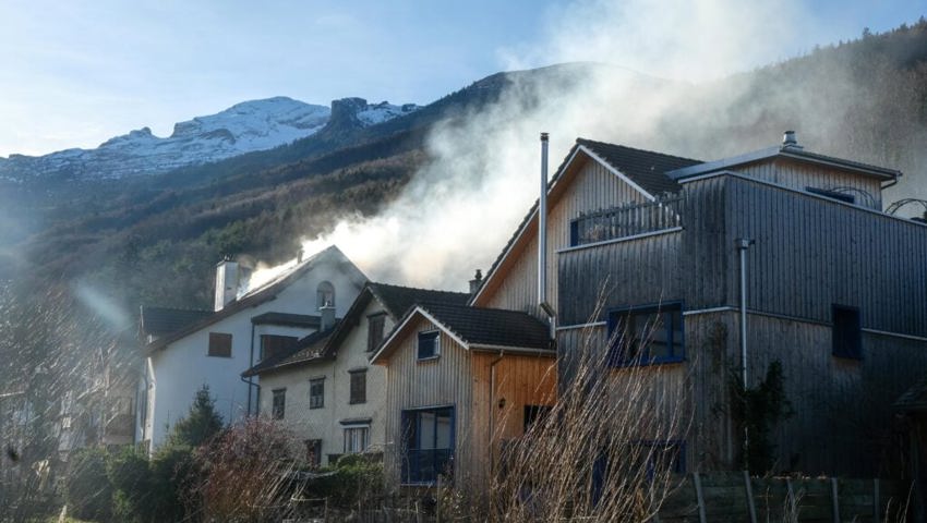  Der Föhn blies den Rauch vom Brandobjekt weg. Selbst in Räfis konnte man den Rauch noch riechen.