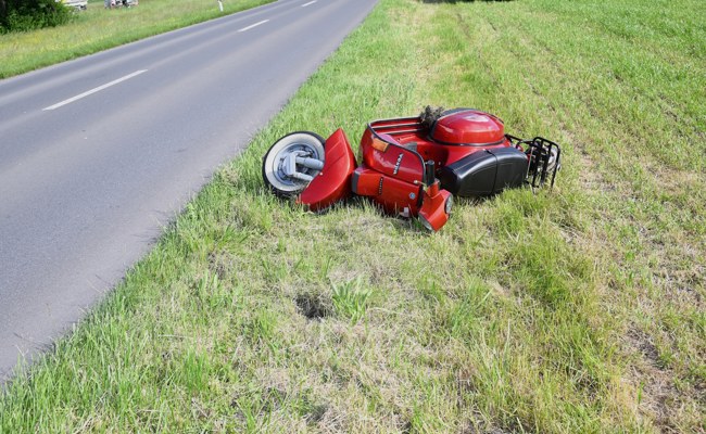Mit Vespa 40 Meter über Strasse geschlittert – Fahrer verletzt