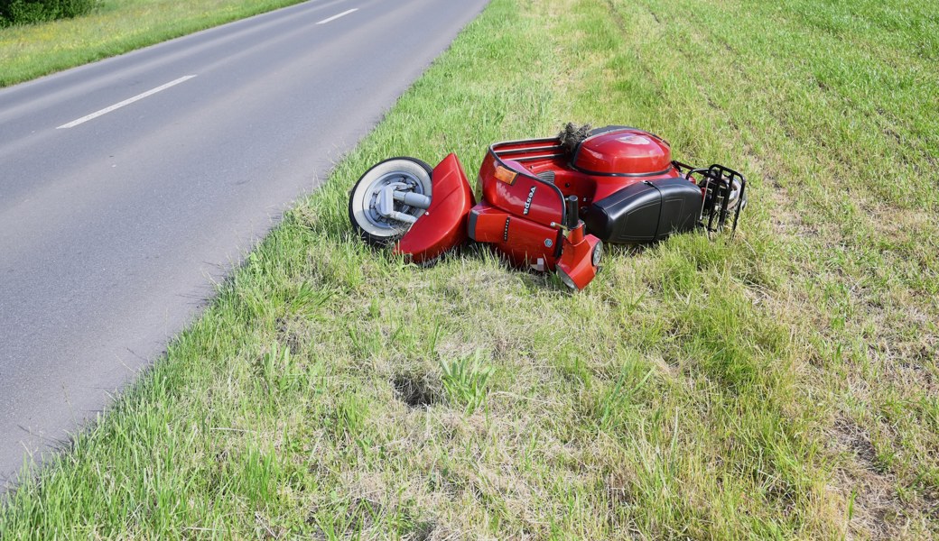Mit Vespa 40 Meter über Strasse geschlittert – Fahrer verletzt