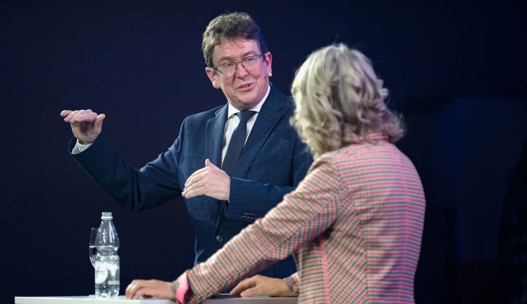 Energieminister Albert Rösti im Gespräch mit Moderatorin Sonja Hasler. 
