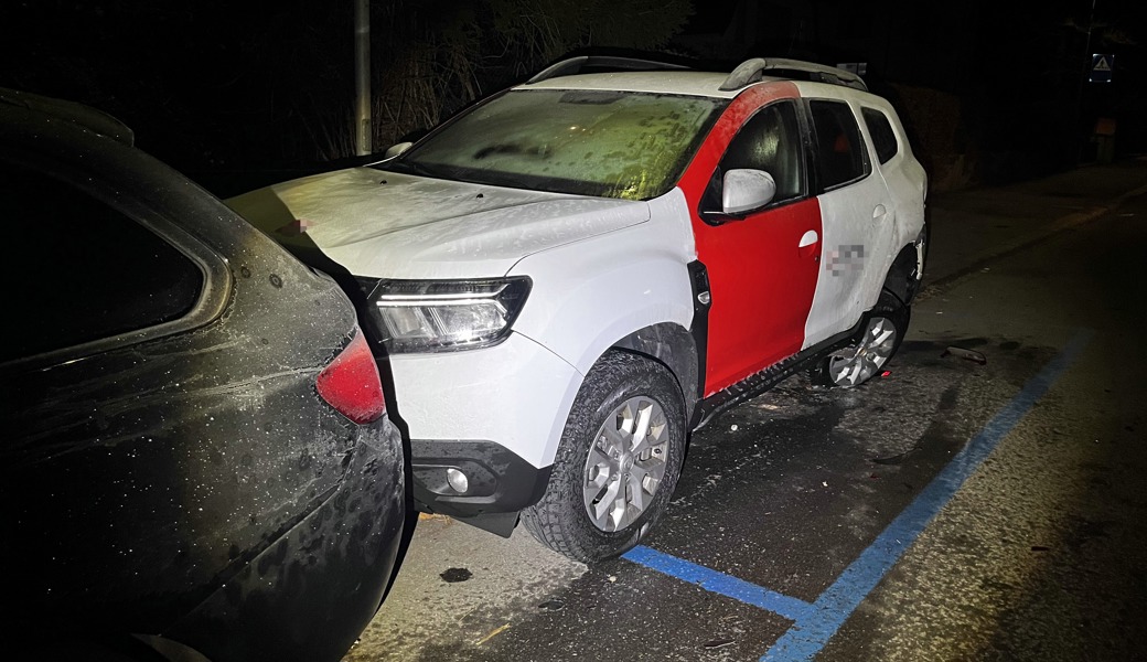 Das Unfallfahrzeug kollidierte mit einem parkierten Fahrzeug, das durch den Aufprall in ein weiteres geschoben wurde.