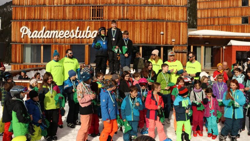  Das Siegerpodium der Kategorie Midi. An der Siegerehrung erhielten alle Kinder Erinnerungs-T-Shirts sowie die verdiente Medaille. 